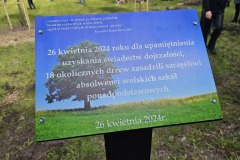 Sadzenie drzewek przez maturzystów 2024